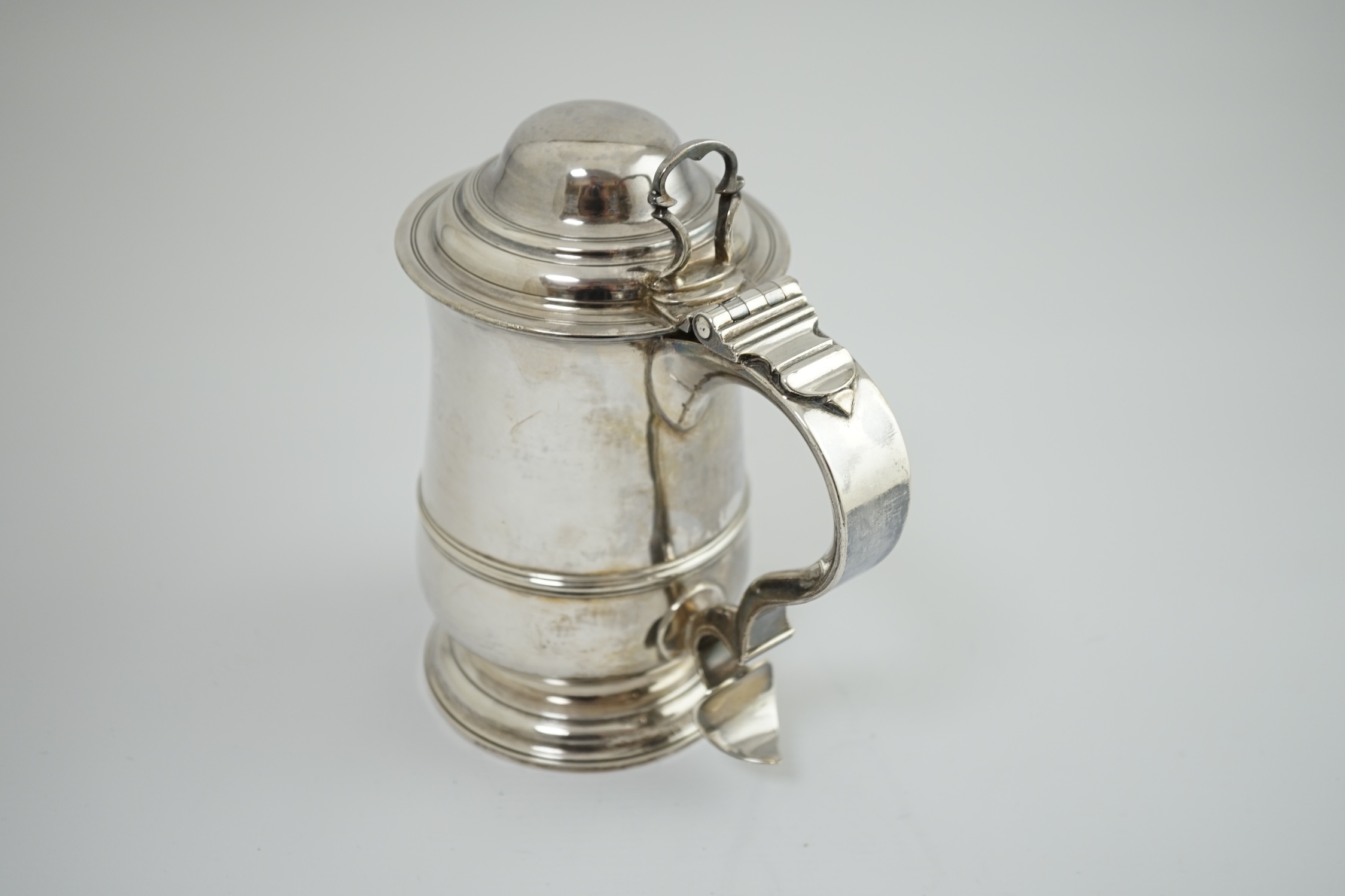 A George III silver tankard, by Thomas Wallis I